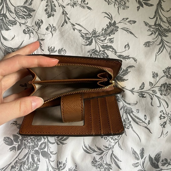 Michael Kors Signature Logo Wallet - Picture 5 of 5